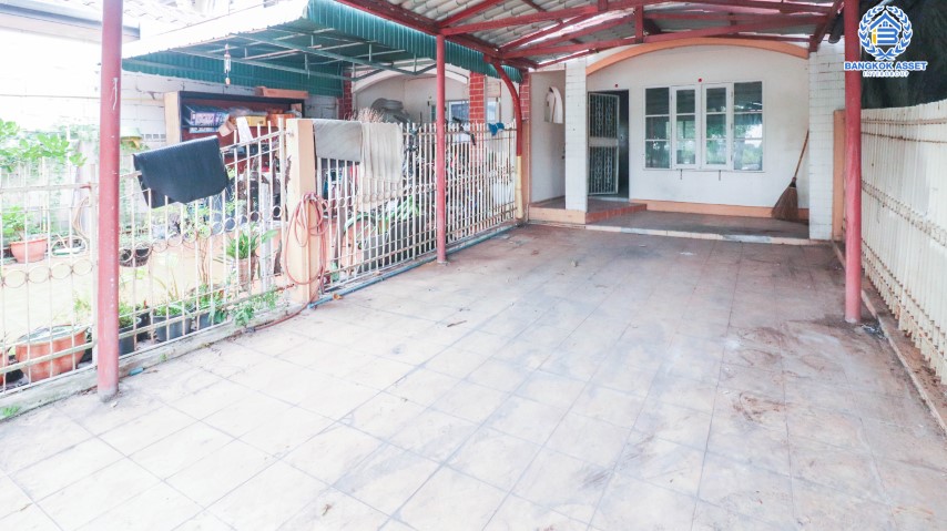 ทาวน์เฮ้าส์มือสองย่านนนทบุรี ม.สิรารมย์ บ้านกล้วย-ไทรน้อย บนเนื้อที่มากถึง 23.2 ตร.ว. ฟังก์ชัน 2 ห้องนอน 2 ห้องน้ำ 1 ที่จอดรถ ที่สุดของทำเลคุณภาพ เพียง 20 นาทีก็ถึงรถไฟฟ้าสายสีม่วง "สถานีคลองบางไผ่" และเซ็นทรัลเวสต์เกต รีบจองด่วน!